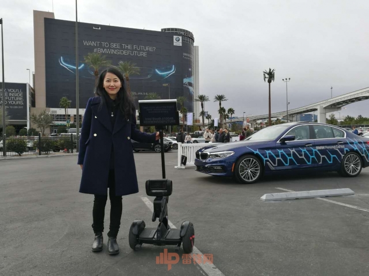 “路萌”来了！Segway Robotics 推出会迎客的智能泊车机器人｜CES 2017